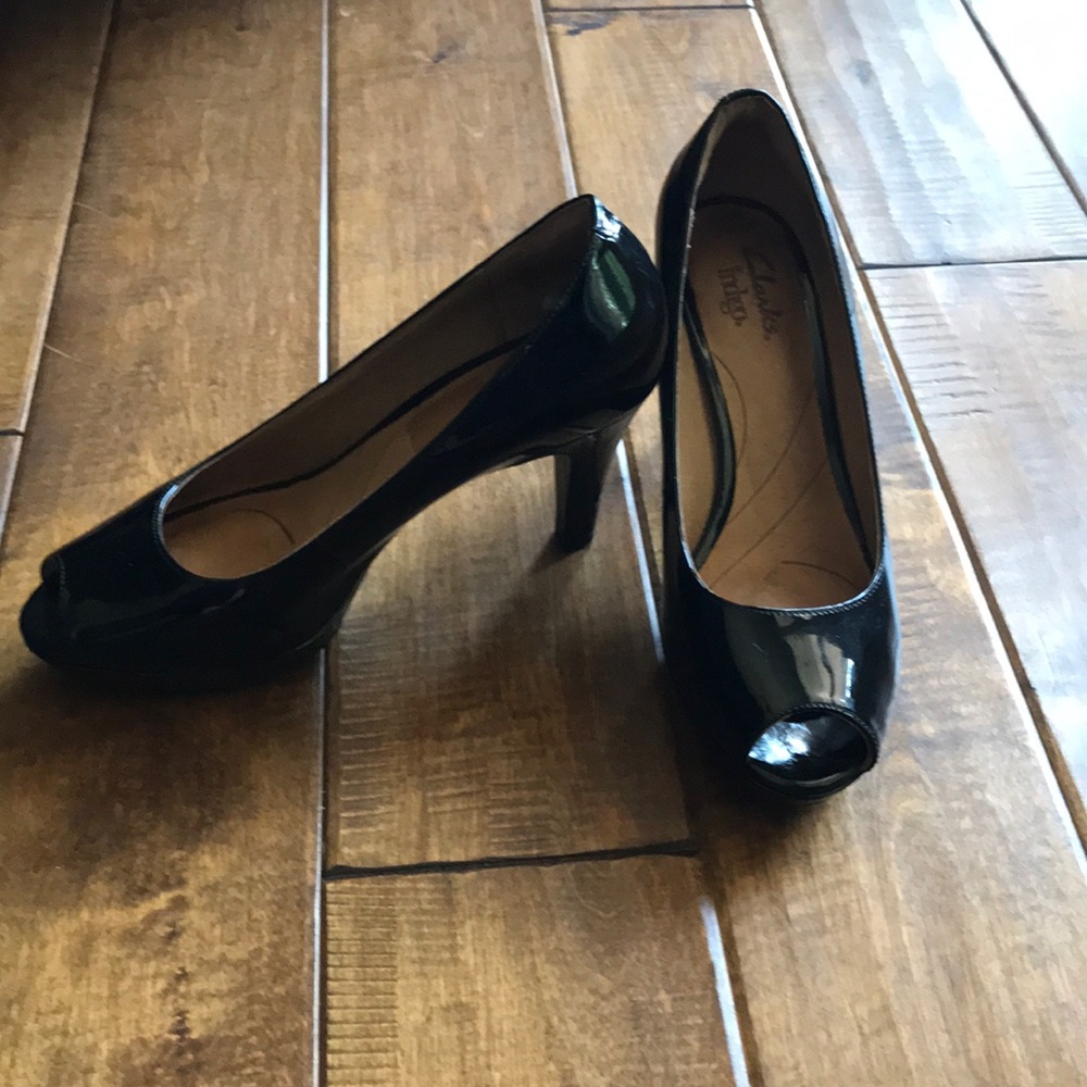 Clark’s Black Peep toe never worn heels